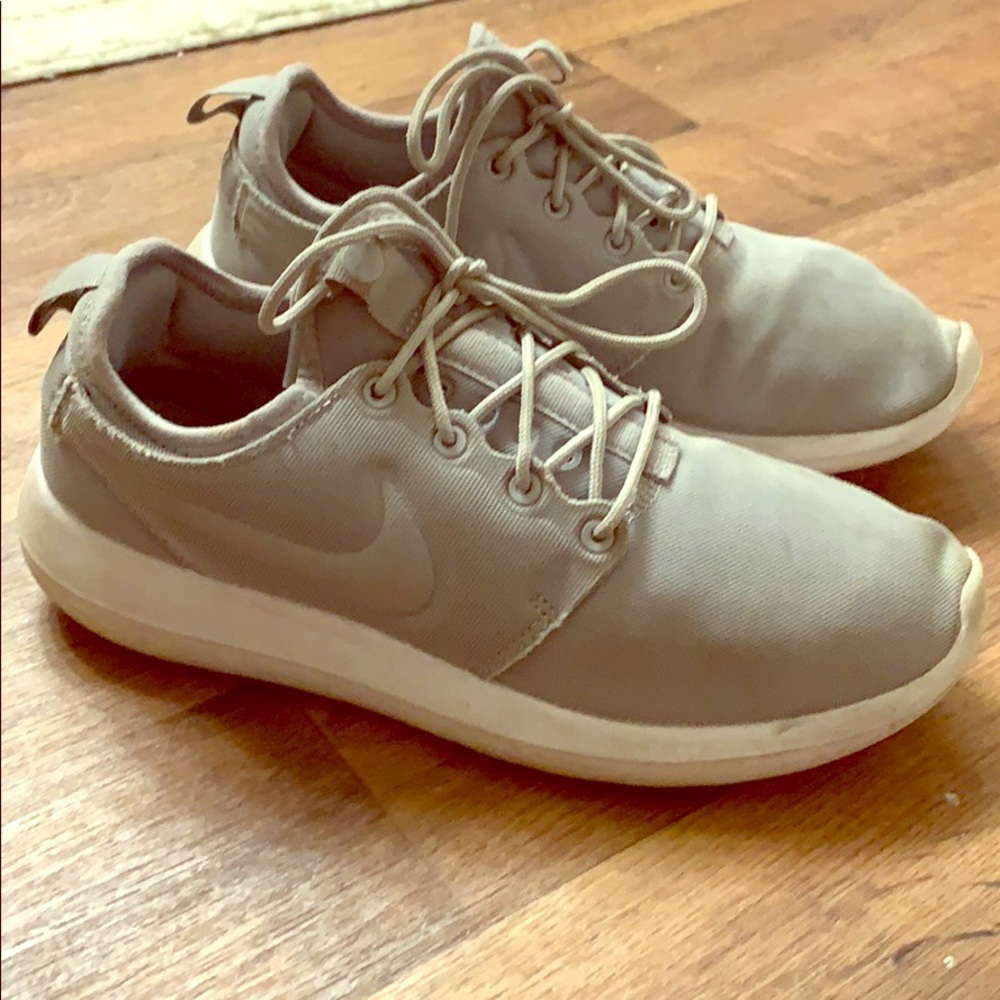 Nike roshie grey athletic shoe